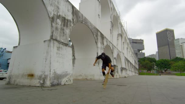 ジャネイロ ブラジル スケートボーダー高速度カメラで撮影したブラジル ジャネイロのアルコス ラパ近く練習 — ストック動画