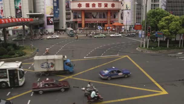 Een Schot Van Een Druk Kruispunt Het Centrum Van Shanghai — Stockvideo