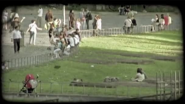 散歩する人々 イタリアの公園で座っています ビンテージの様式化されたビデオ クリップ — ストック動画