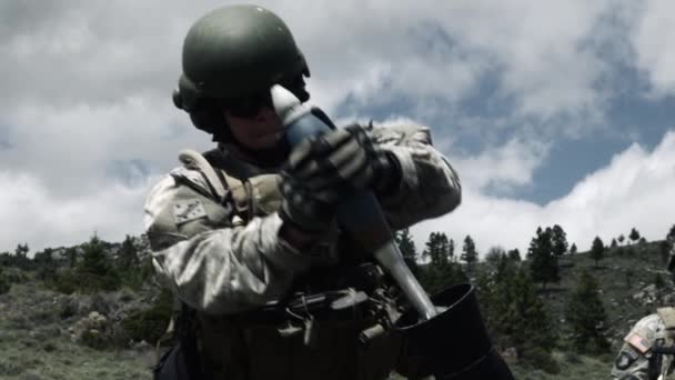 Plan Rapproché Ralenti Chargement Tir Lance Mortier Par Soldat Béret — Video