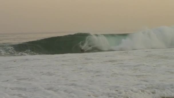 Movimento Lento Rastreando Tiro Surfista Pego Uma Onda Limpando Praia — Vídeo de Stock