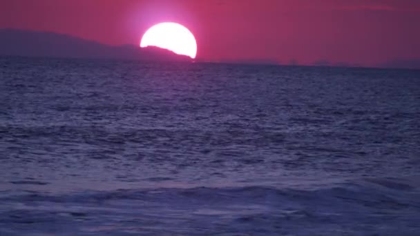 Sunset Coast Costa Rica Waves Splash Shore Sun Sets Slowly — Stock Video