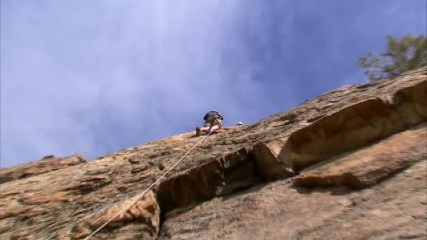 Снимок Альпиниста Поднимающегося Склону Горы — стоковое видео