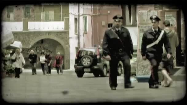 Zoom Dos Oficiales Policía Italianos Caminando Por Calle Vintage Clip — Vídeos de Stock