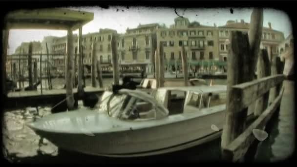 Disparo Una Lancha Atada Muelle Canal Venecia Vintage Clip Vídeo — Vídeos de Stock