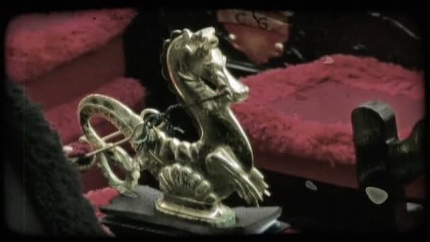 Tiro Perto Dragão Dourado Barco Gôndola Veneza Vintage Clipe Vídeo — Vídeo de Stock
