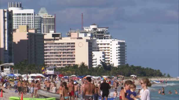 Снимок Пляжа Майами Людьми Играющими Океане Отели Заднем Плане — стоковое видео