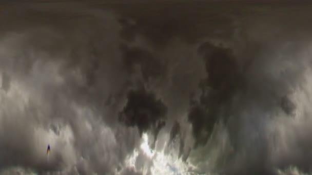 Túnel Visão Fisheye Vista Nuvens Escuras Circulares Com Vislumbres Céu — Vídeo de Stock