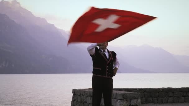 Homem Lentamente Gira Atira Bandeira Suíça Para Câmera Inclina Para — Vídeo de Stock