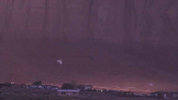 Panning Shot Van Aangedreven Paragliders Vliegen Stad Bij Nacht Huizen — Stockvideo