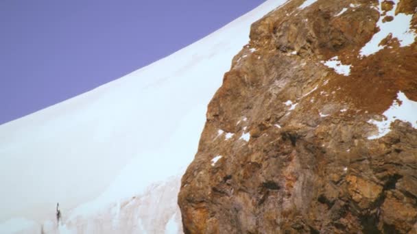 Tilting Shot Nieve Cima Cordillera Alpina Suiza — Vídeo de stock