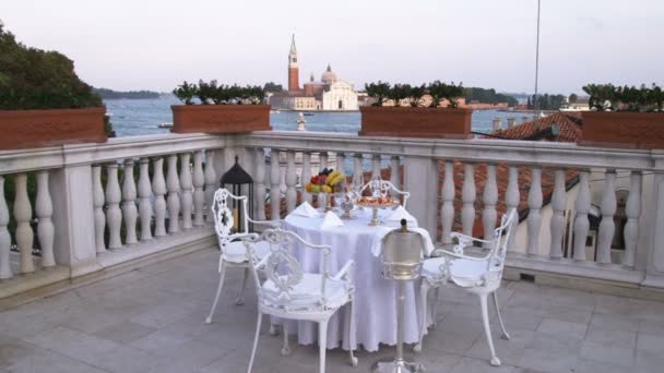 Dolly Skott Bord Och Stolar Ett Däck Venedig — Stockvideo