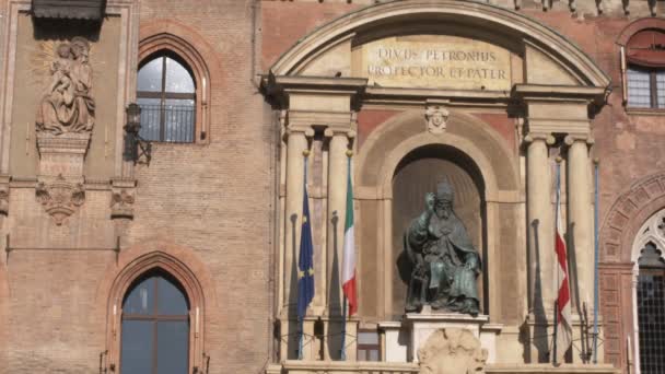 Amplio Plano Estatua Fuera Del Edificio Bolonia Italia — Vídeos de Stock