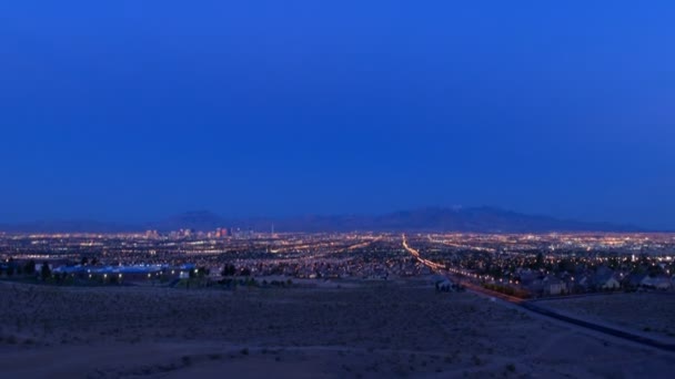 游戏中时光倒流镜头光晕的拉斯维加斯与山距离作为城市的灯光在日出时出去 — 图库视频影像