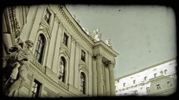 Pan Right Tilt Shot Vienna Circle Plaza Vintage Stylized Video — Stock Video