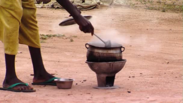 Média Foto Homem Africano Verificando Seu Pote Cerveja — Vídeo de Stock