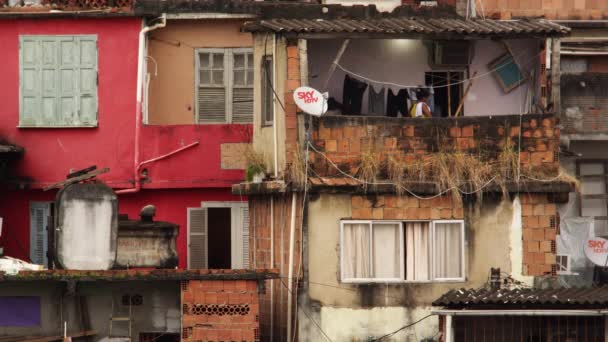洗濯をして彼女の家のバルコニーには女のリオ ジャネイロ ブラジル 2013 スローモーション撮影 ジャネイロ ブラジルの貧民街で行われる — ストック動画