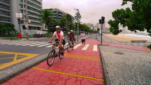 자전거와 자네이 브라질의 해변도로에 피해자의 자네이 브라질 2013 — 비디오