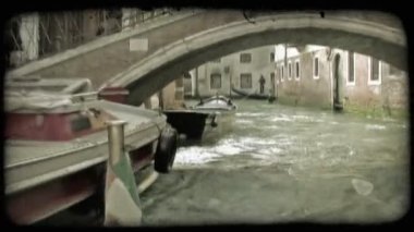 Venedik, İtalya, Mayıs 2012 : Bir Venedik kanalında seyir olarak bir motorlu tekne içinde bir atış. Vintage stilize video klip.