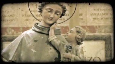 Bir İtalyan Katedrali bir heykelinin bir kadeh. Vintage stilize video klip.