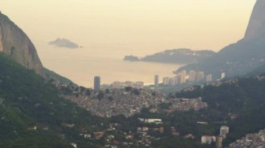 Rio de Janeiro Brezilya dağlar arasında yer alır. Bu atışı bir helikopterden çekilmiş.