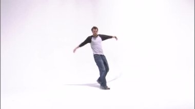 Break dansçı beyaz bir ekran üzerinde bir atış