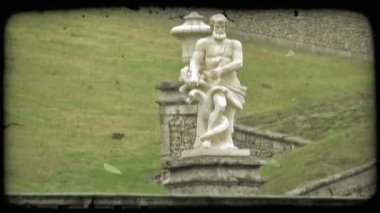 Bir çeşit yılan ile güreş bir adam heykeli bir kadeh. Vintage stilize video klip.