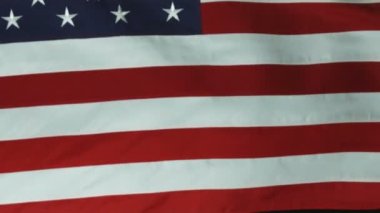 Yakından rüzgarda Amerikan bayrağı yukarı kaydırma. Studio vurdu