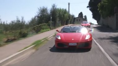Geniş iki ferraris ülke yolda sürüş shot