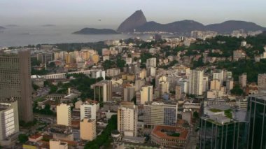 Rio de Janeiro'nun binalarının ve kıyı şeridinin yüksek çözünürlüklü havadan çekilmiş fotoğrafı. Kamera alanı haritalanırken binalar renkli detaylarla gösterilir..