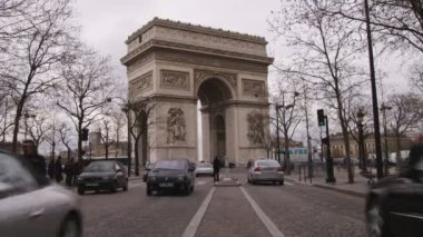 Atış geliyor ve Arc de Triomphe Paris doğru gidiyor araba