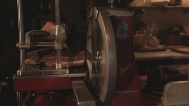 Bir adam eski bir dilimleyici İtalya ile et Dilimleme Close-Up.