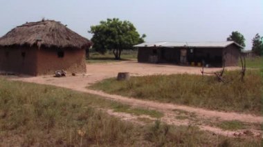 Çimenli baraka vurdu ve Afrika'da bina genelinde