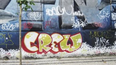 Rio de Janeiro, Brezilya - Haziran, 2013: Rio de Janeiro, Brezilya için bir cadde boyunca bir duvar grafiti