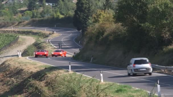 Zwei Ferraris Fahren Auf Kurvenreicher Landstraße Vorbei — Stockvideo