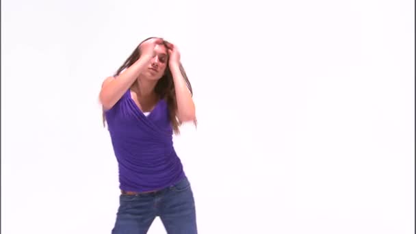 Знімок Дівчини Танцює Фіолетовій Сорочці Джинсах — стокове відео