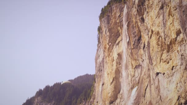 Twee Paragliders Zeilen Boven Lauterbrunnen Zwitserland — Stockvideo