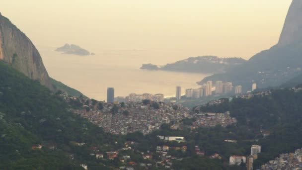 在里约热内卢坐落在巴西山之间 这张照片拍摄从一架直升机 — 图库视频影像