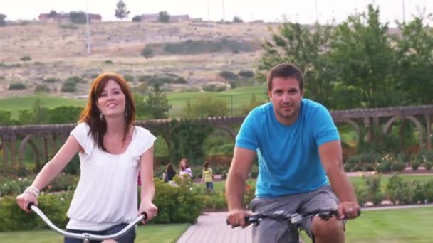 Scatto Rallentatore Una Giovane Coppia Bicicletta Attraverso Bellissimo Giardino — Video Stock