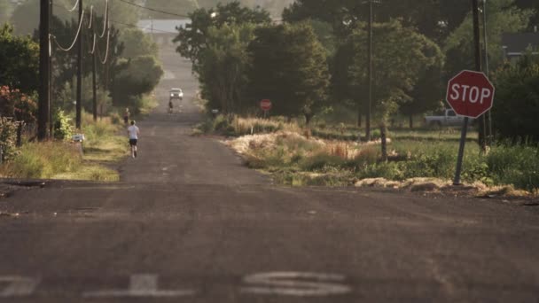 Statisk Bild Grusväg Människor Springer Och Man Cyklar Bil Synlig — Stockvideo
