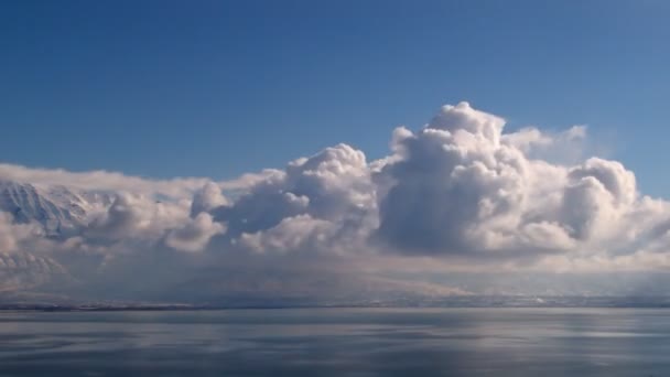 Timelapse Lövés Bolyhos Felhők Víz Felett Utah Ban Forgatták — Stock videók