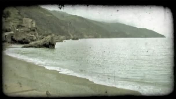 ワイドは イタリアのビーチの上で水の出る岩のショット ビンテージの様式化されたビデオ クリップ — ストック動画