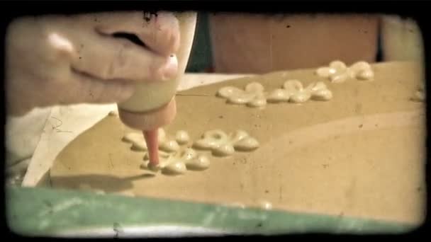一个男人错综复杂装饰在意大利的粘土板 复古风格化视频剪辑 — 图库视频影像
