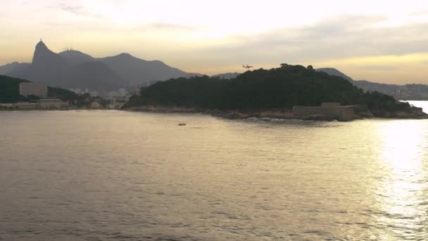 リオの海岸線の空中パン 映像は 飛行中の飛行機 キリストの像 および地域の風景をキャプチャします — ストック動画