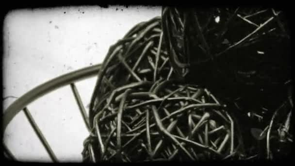 Dekoracyjne Kule Wykonane Materiału Koszyka Splotu Pokazane Zamknij Się Obracanie — Wideo stockowe