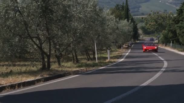 Geniş Iki Ferrari Sürüş Tarafından Ülke Yolda Shot — Stok video