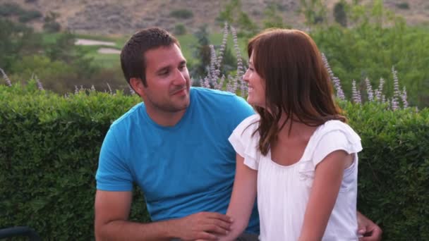 Plan Ralenti Moyen Couple Parlant Dans Beau Jardin — Video