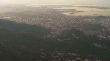 Rio de Janeiro, Brezilya helikopter pan. Niteroi köprü belirgin arka planda görüntülenir.