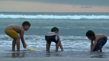 Bali, Endonezya - 2013 yaklaşık: Geniş Bali beach oynayan çocuklardan vurdu.