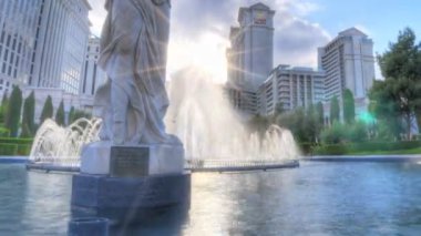 Zaman atlama atış lens ile Las Vegas'ta Sezar'ın Sarayı önünde başsız heykelinin flare. Bu atışı günbatımında çekilmiştir.